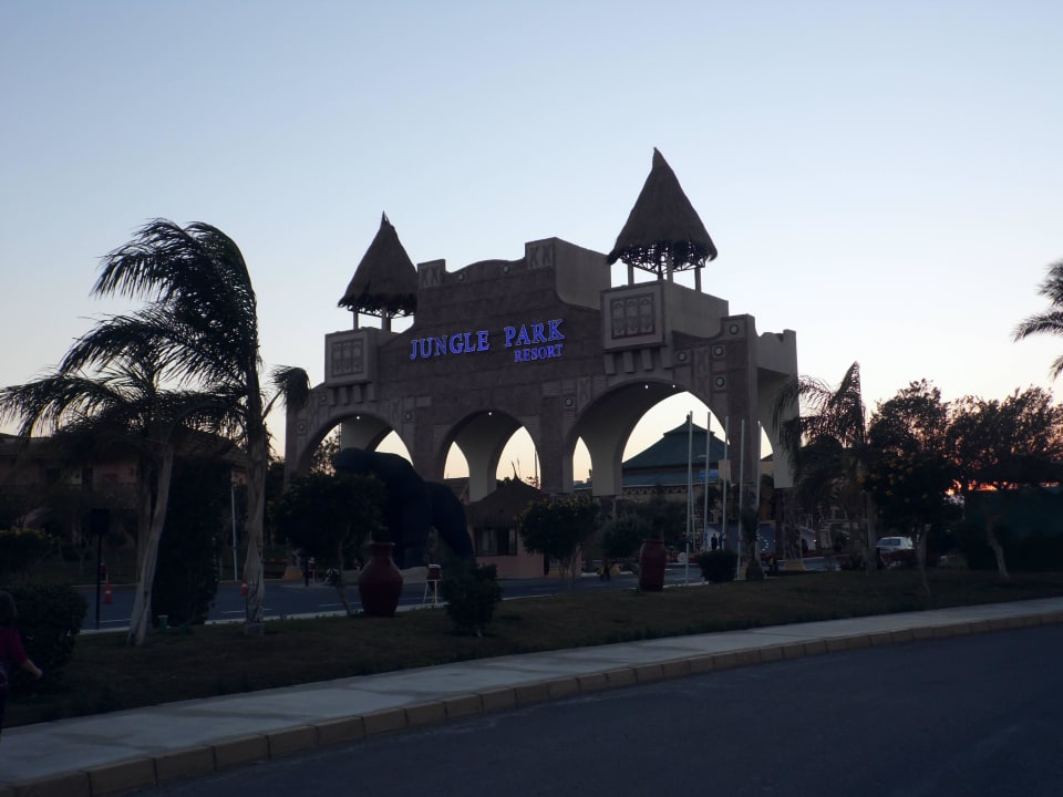 Die Einfahrt  Pickalbatros Jungle Aqua Park Resort - Neverland Hurghada