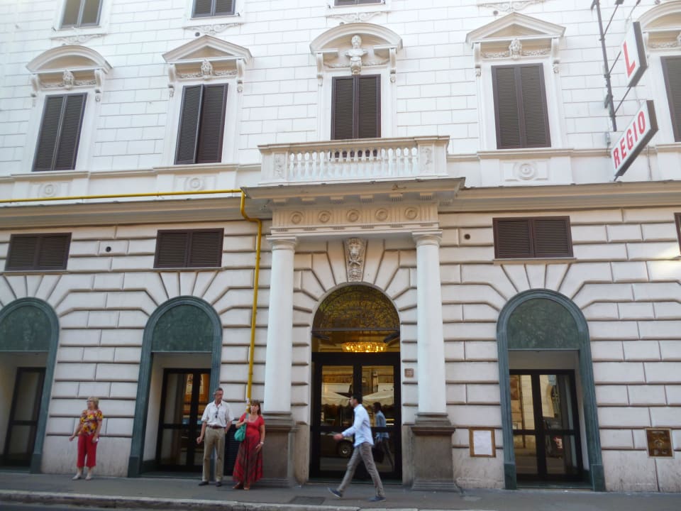 Вид на отель из пиццерии Фэнтази Hotel Regio