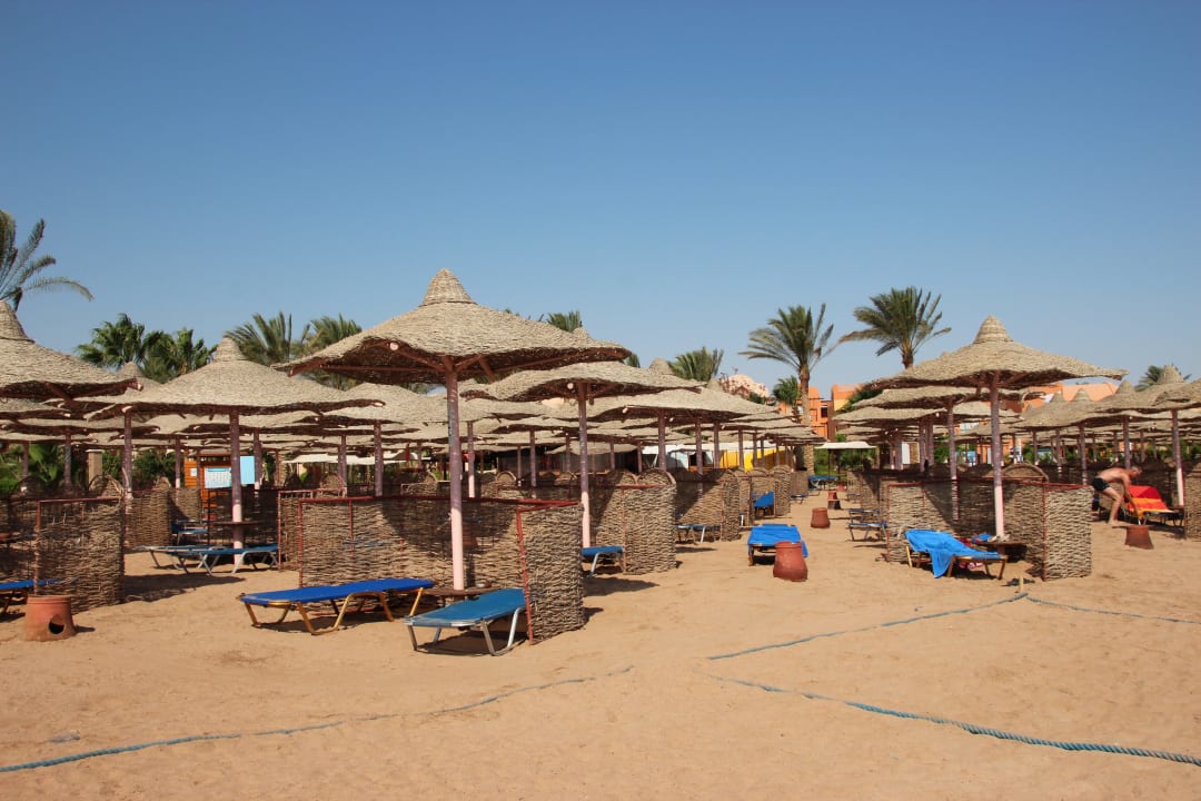 Liegen und Beachbar Jaz Makadi Oasis Resort