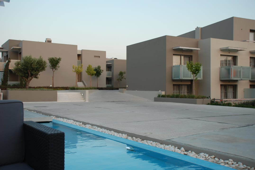 Ausblick von der Bar auf die topmoderne Anlage Akti Palace Resort & Spa