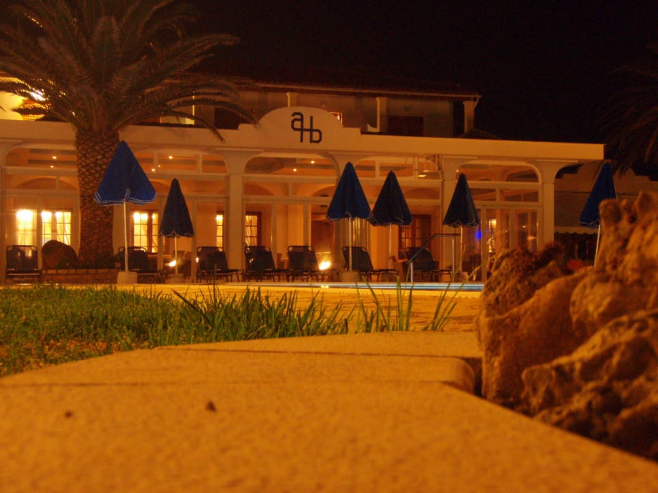 Pool bei Nacht Acharavi Beach Hotel