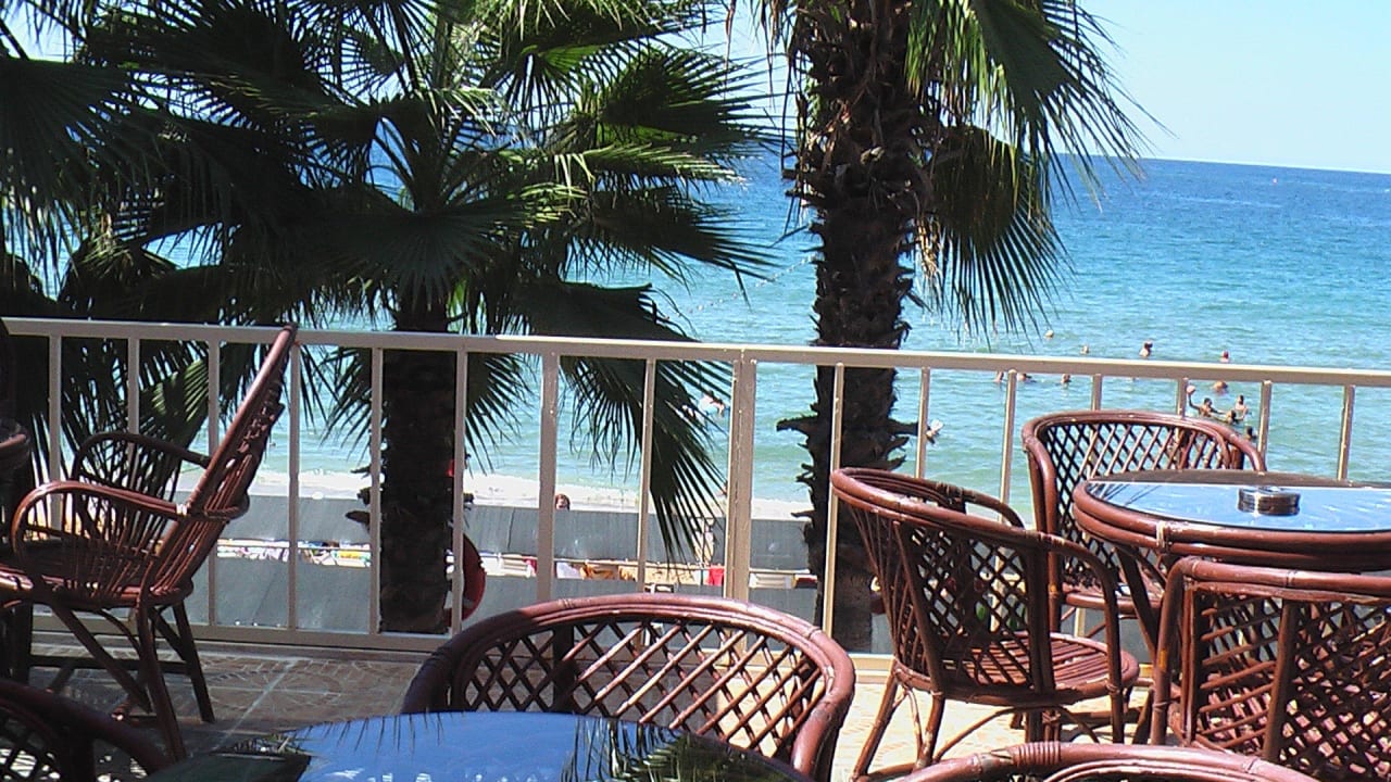 Piękny widok na morze z barku przy plaży Hotel Arabella World