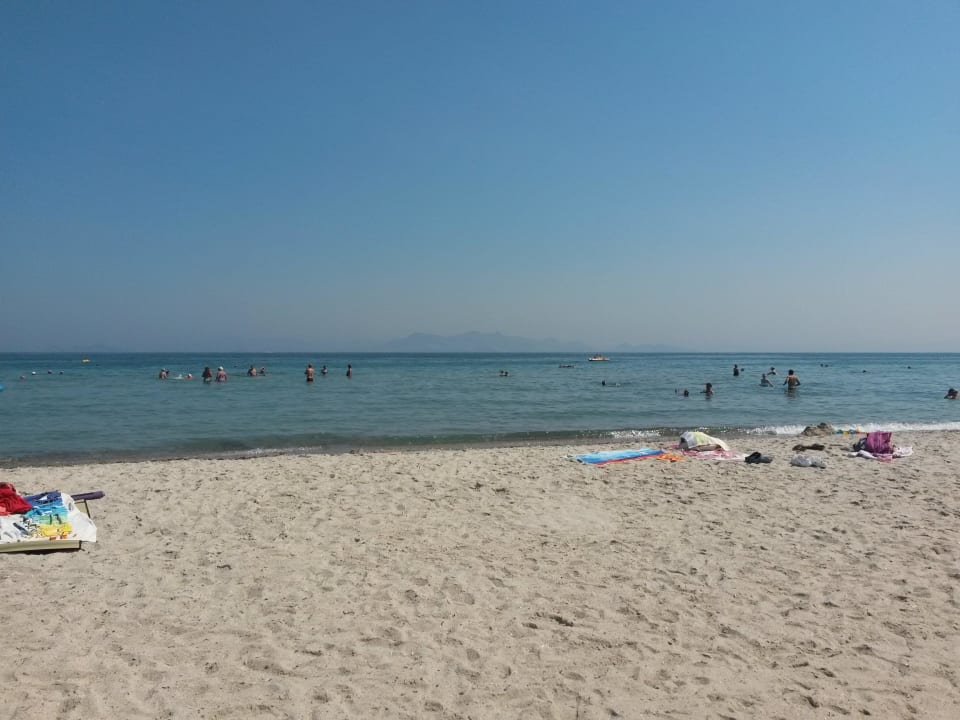 Bisschen zu laufen, aber sehr schöner Strand Hotel Tigaki's Star