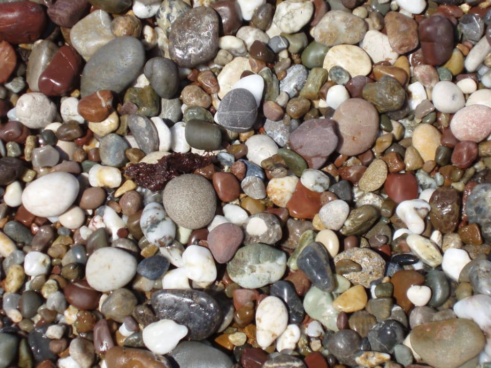 Kamyki na plazy Starlight Resort Hotel