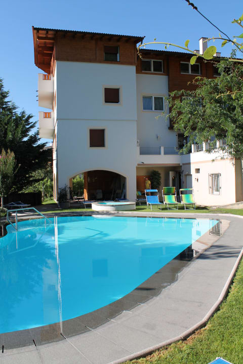 Pool mit Hotel im Hintergrund Hotel Zirmerhof