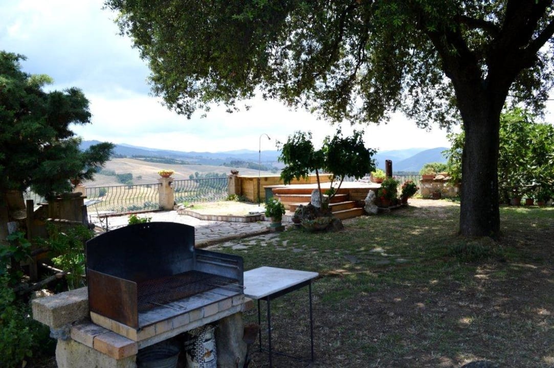 Esterno e barbecue Agri-Bio podere Santa Palmira