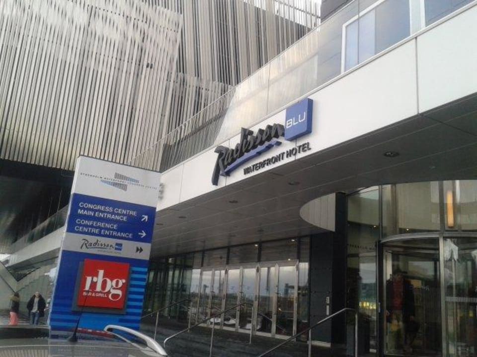 Eingang Radisson Blu Waterfront Hotel