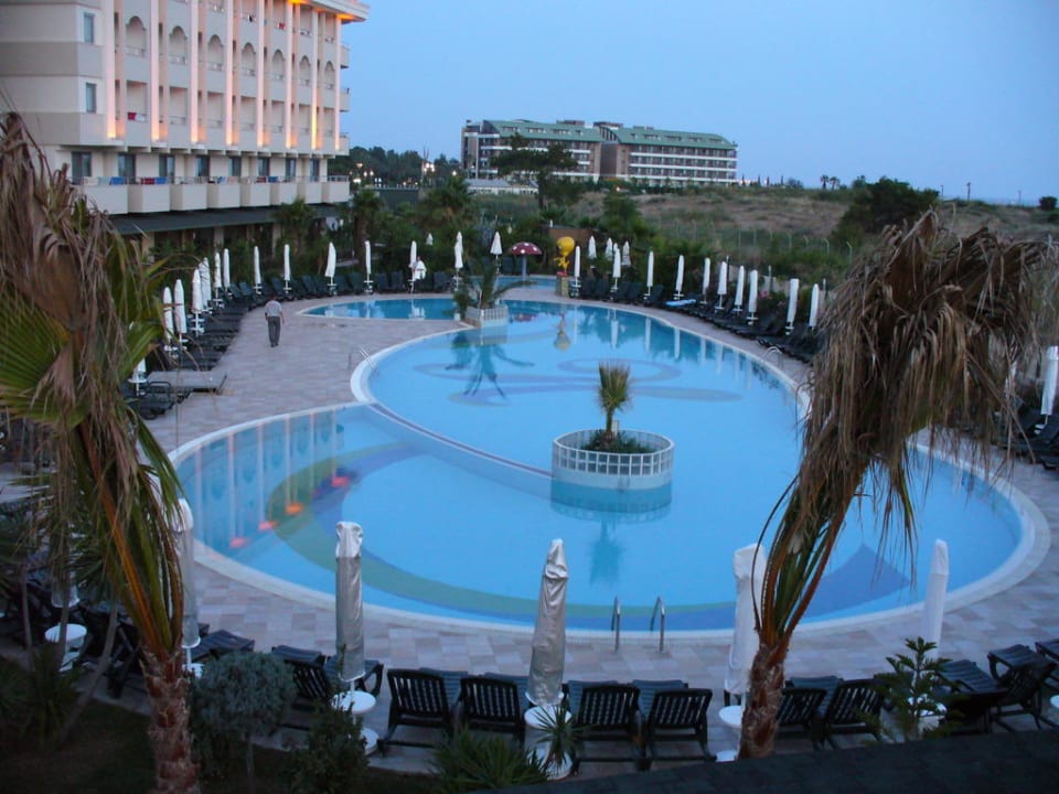 Blick von der Animationsbühne auf den Aktivpool Calimera Hane Garden