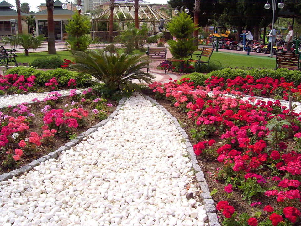 Liebevoll gepflegter Garten Lonicera Resort & Spa Hotel