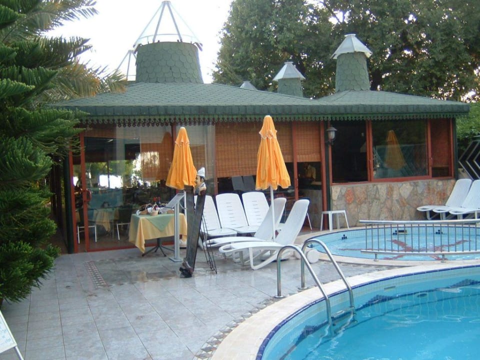 Blick auf den Eingang des Speiseraumes Side Bay Hotel