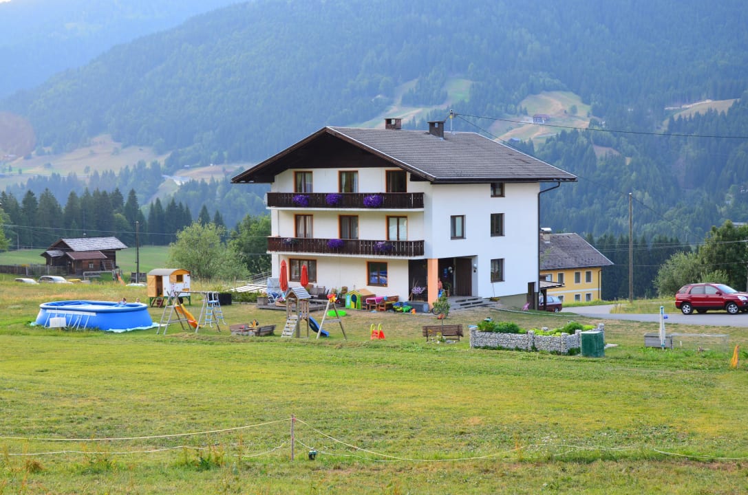 Haus- und Spielplatzansicht Bio - & Kinderbauernhof Fritzer