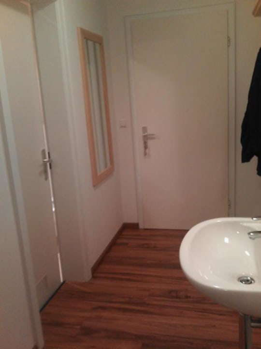 Einzelzimmer mit Waschbecken und Spiegel im Gang Klosterhof