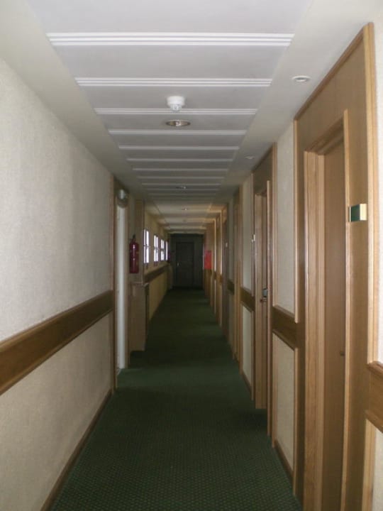 Gang zu den Zimmern Valentin Reina Paguera