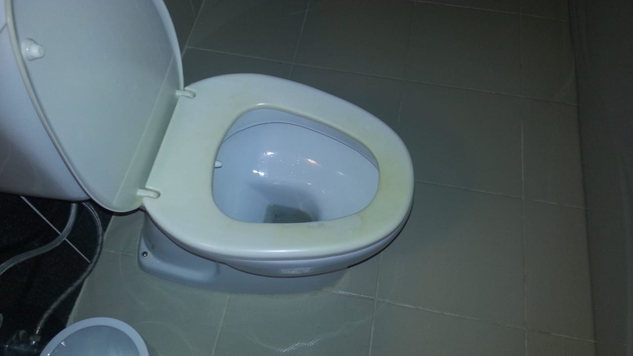 Zółta, podrapana ubikacja Club Turtas Beach Hotel