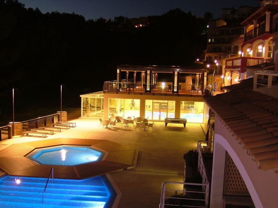 Bahia Camp de Mar by night BAHÍA SUITES CAMP DE MAR