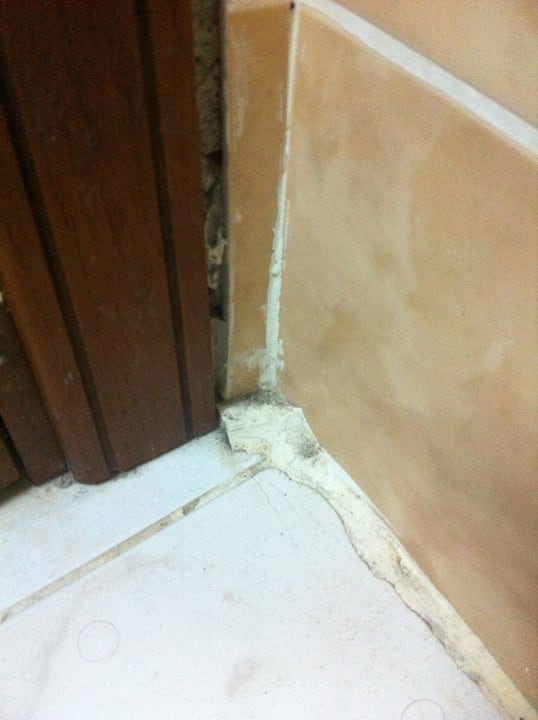 Schimmelecke in der Dusche Nerton Hotel - Erwachsenenhotel ab 16 Jahren