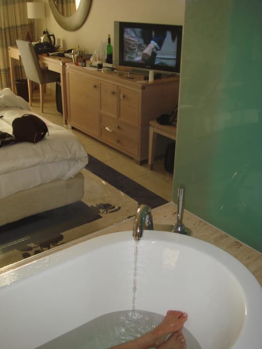 Badewanne mit Blick in das Zimmer Hilton Vilamoura As Cascatas Golf Resort & Spa