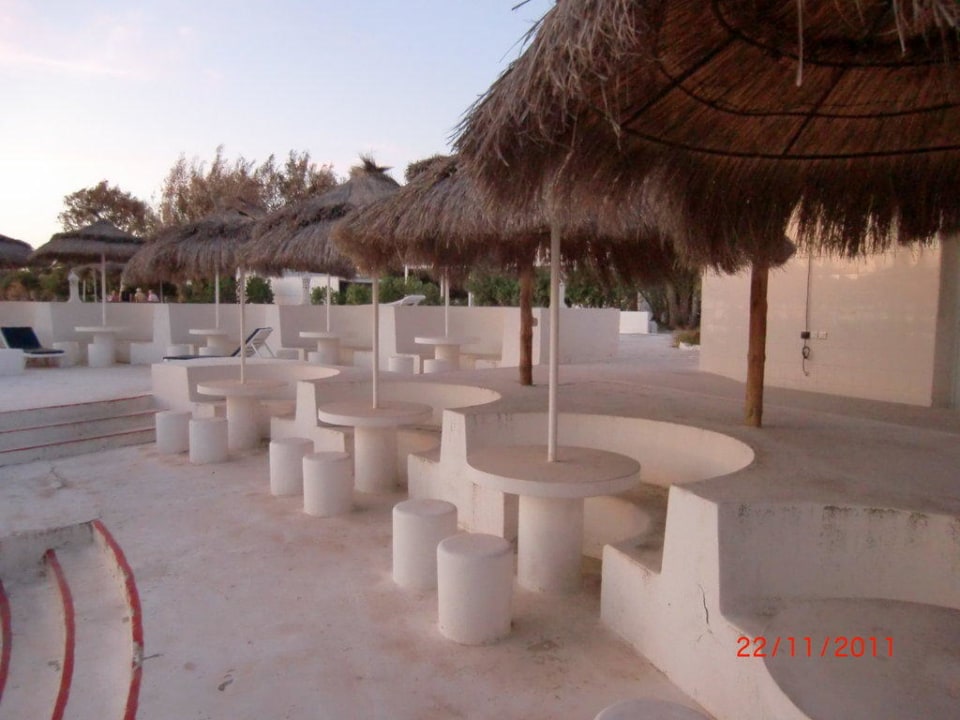 Nette Strandbar (im November außer Betrieb) Hotel El Mouradi Djerba Menzel