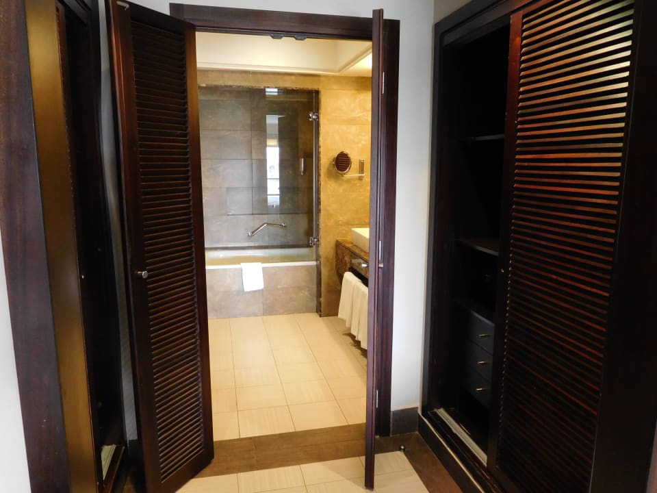 Schrank und Bad mit Dusche in Wanne Hotel Riu Palace Tikida Agadir