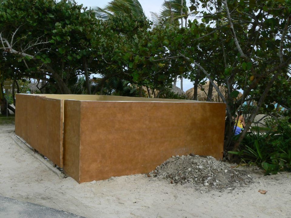 Müllsammelkiste und Unrat am Strandweg Hotel Grand Palladium Palace Resort, Spa & Casino