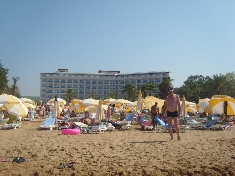 Eng bei einander stehende Liegen am Strand Annabella Diamond Hotel & Spa
