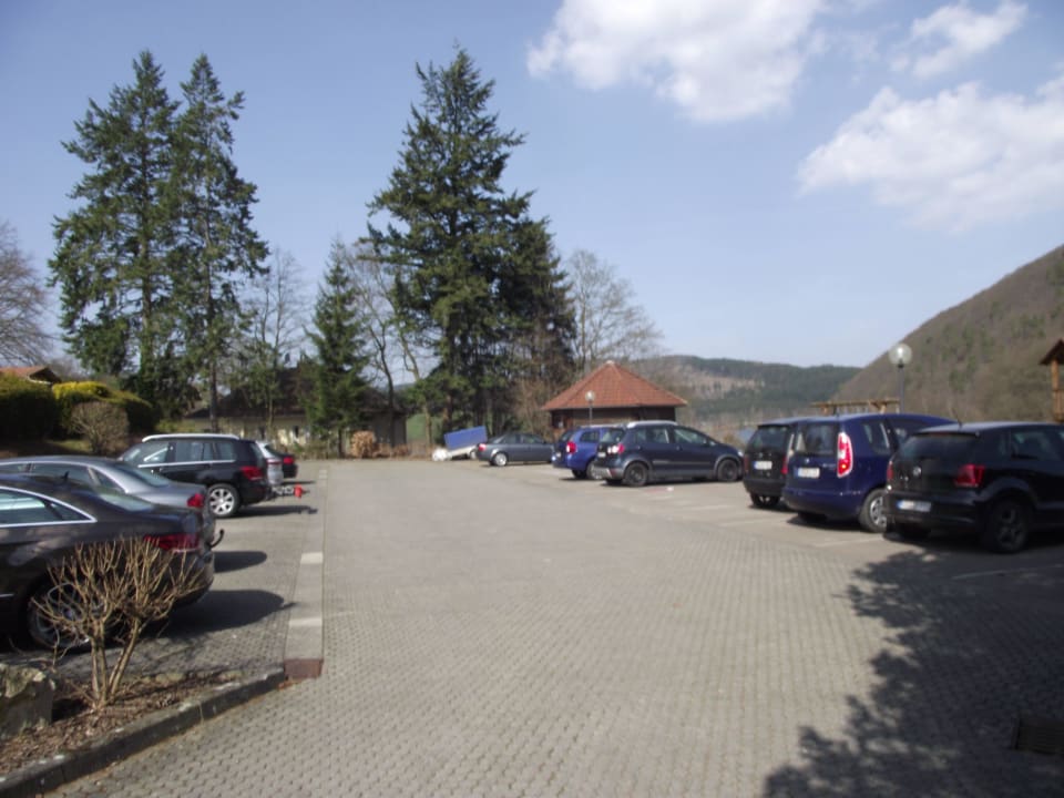 Einer von zwei Parkplätzen Göbel's Seehotel Diemelsee