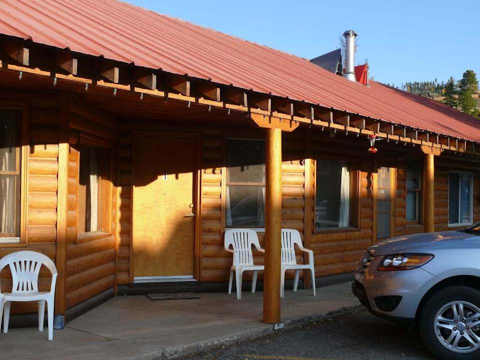 Außenansicht der Zimmer Lone Eagle Lodge