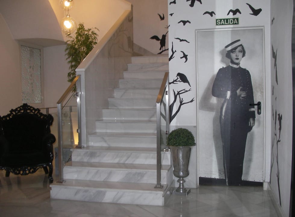 Stummfilmszene? und die Vögel! Hotel Dormirdcine