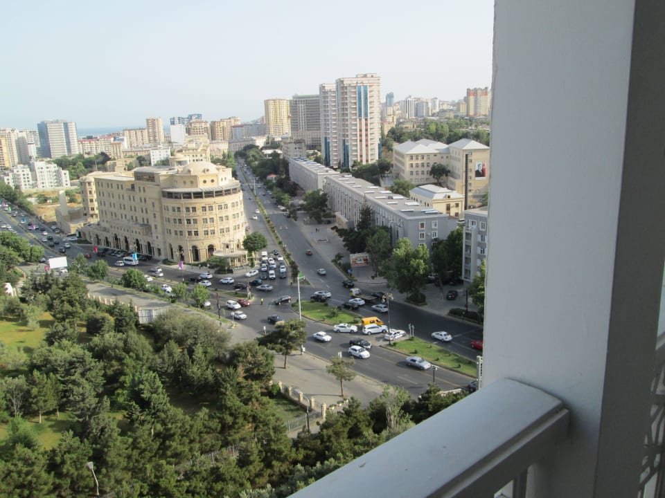 Balkonaussicht zur Stadt und zur Kaspi-See Grand Hotel Europe