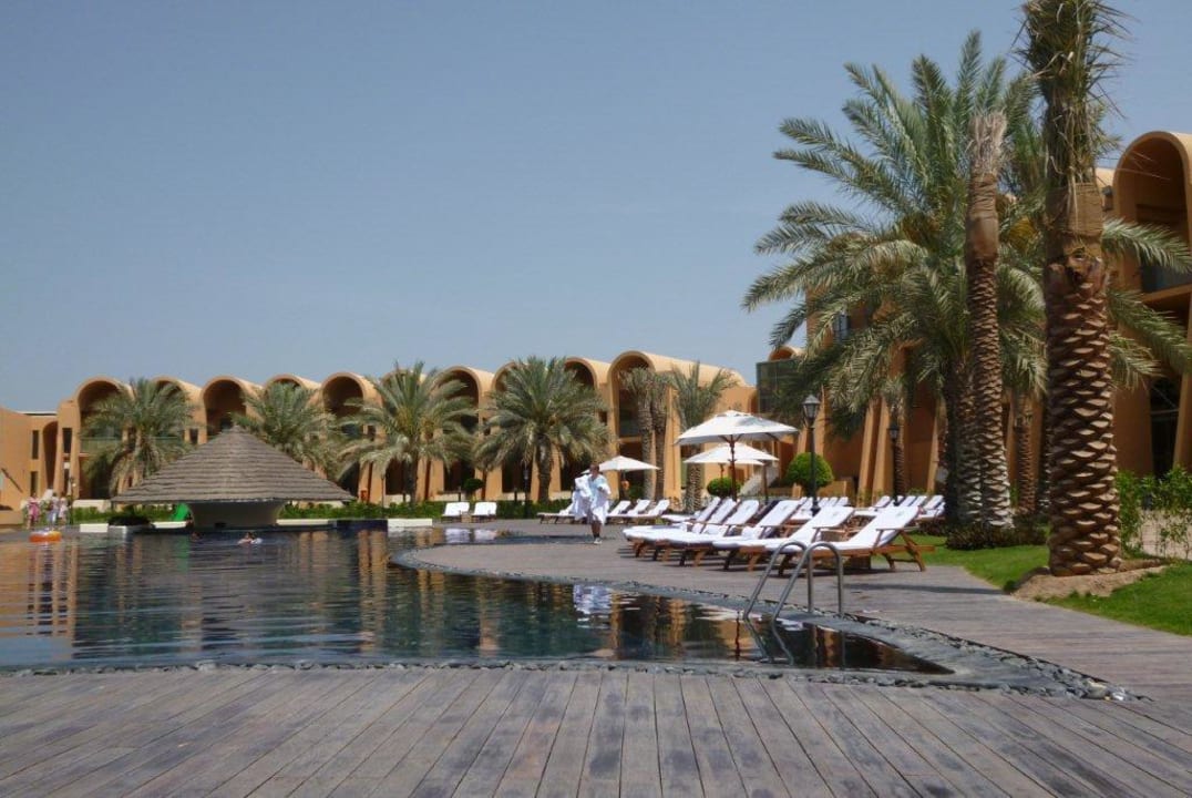Poolanlage mit einem Teil der Liegen Hotel Golden Tulip Jazira Beach Resort