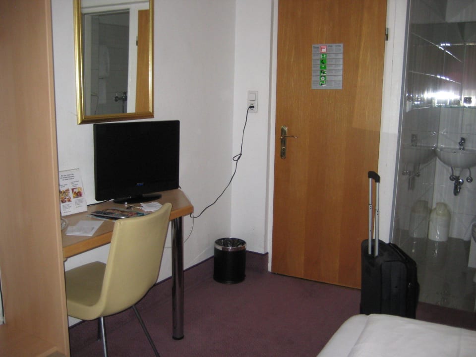 Einzelzimmer recht klein Hotel Central Hamburg