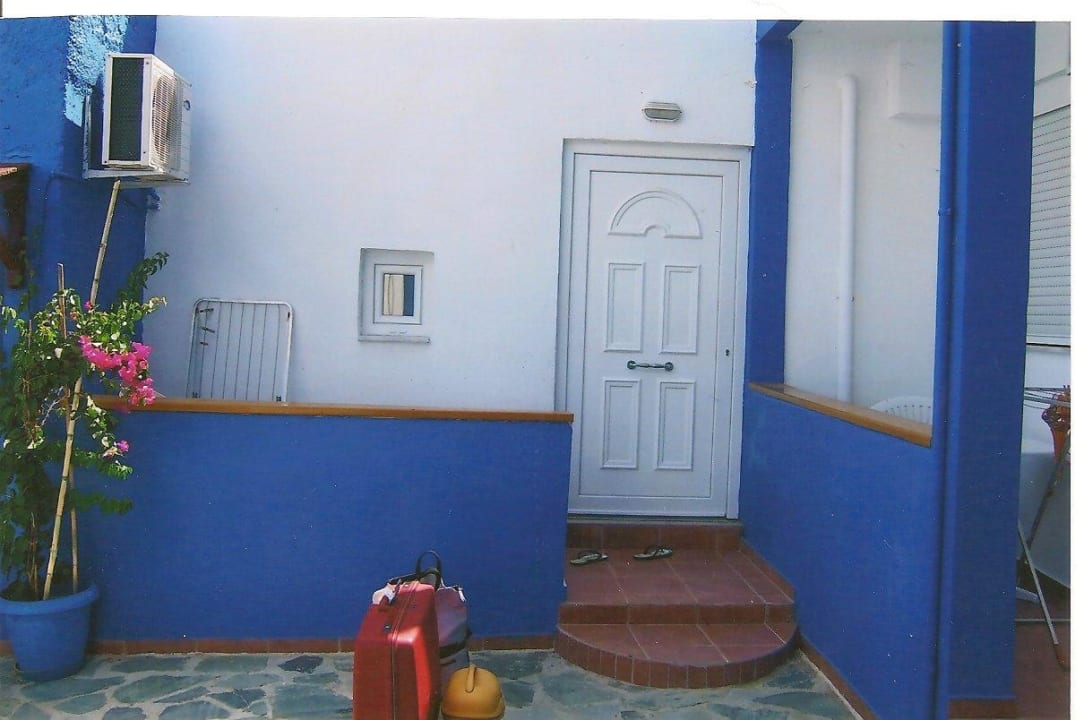 La fenetre de notre chambre extérieur Casa Di Notos Beach Hotel