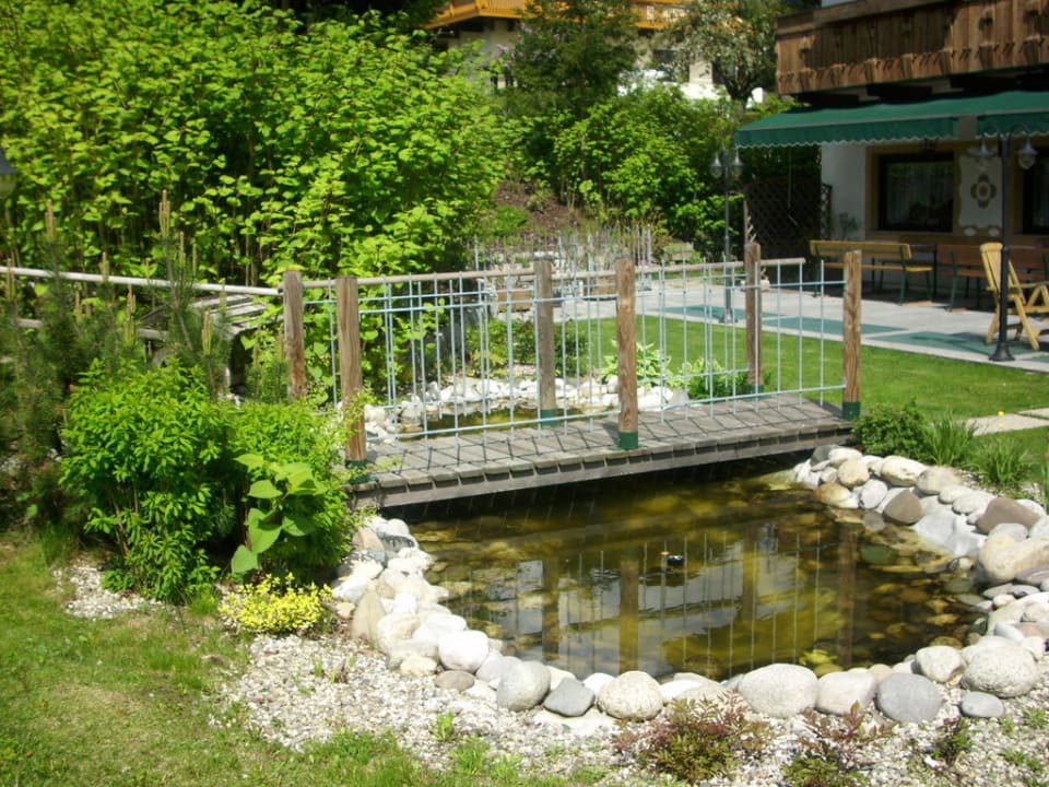 Kleiner Teich mit Brücke Landhotel Gasthof zum Löwen
