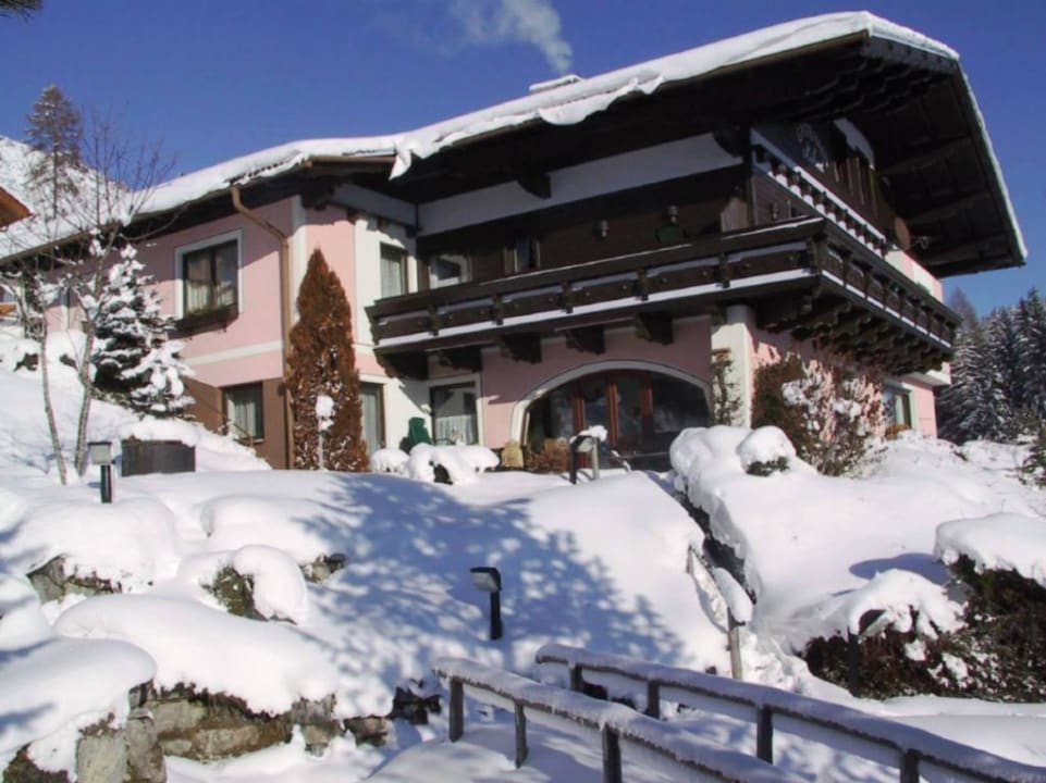 Westansicht mit winterlichem Garten Landpension Köberl
