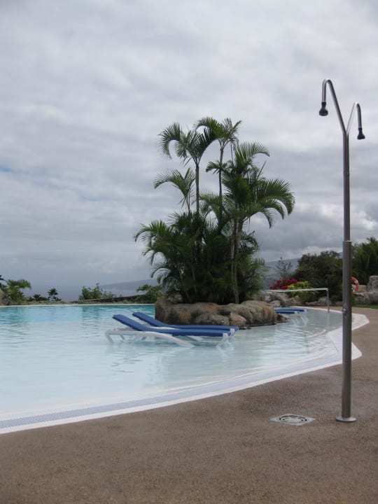 Der Hauptpool bei durchwachsenem Wetter. Hotel Las Aguilas, Affiliated by Meliá