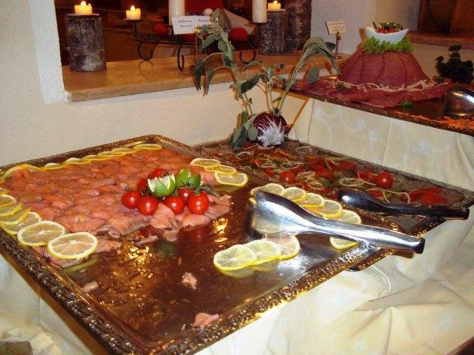 Vorspeisenbüffet mit diversen Carpaccio Alphotel Tyrol