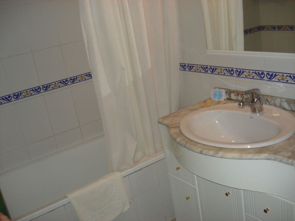 Waschbecken und Dusche Hotel Nerja Club