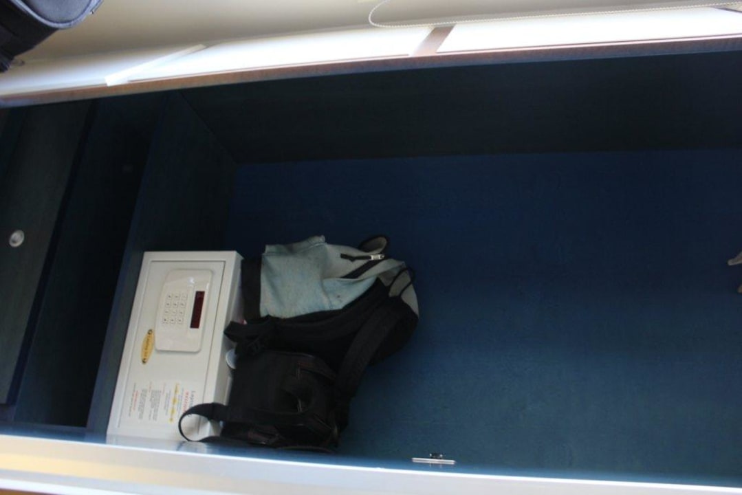 Kleiderschrank mit Safe Best Western Plus Grand Hotel Victor Hugo