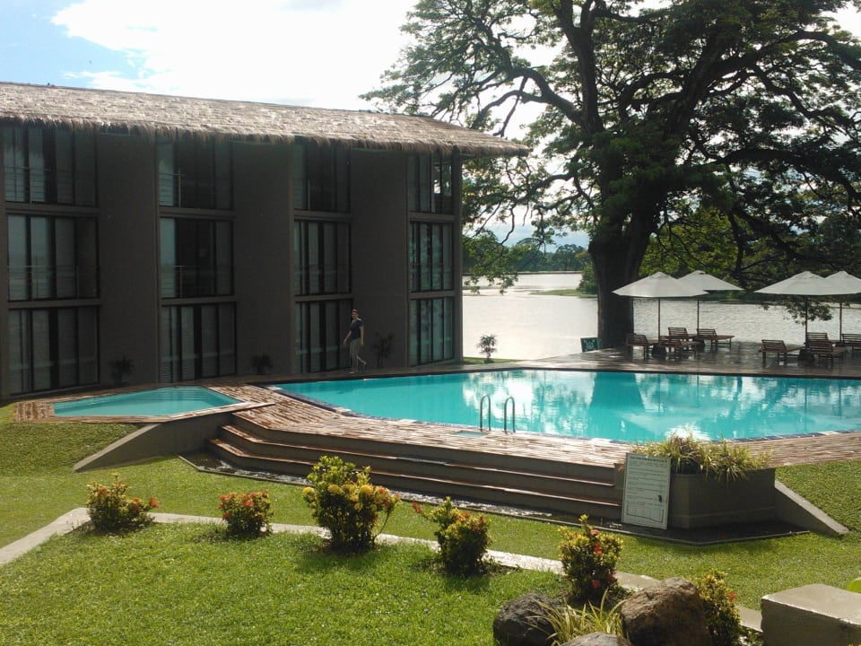 Pool und im Hintergrund der See EKHO Safari - Tissa