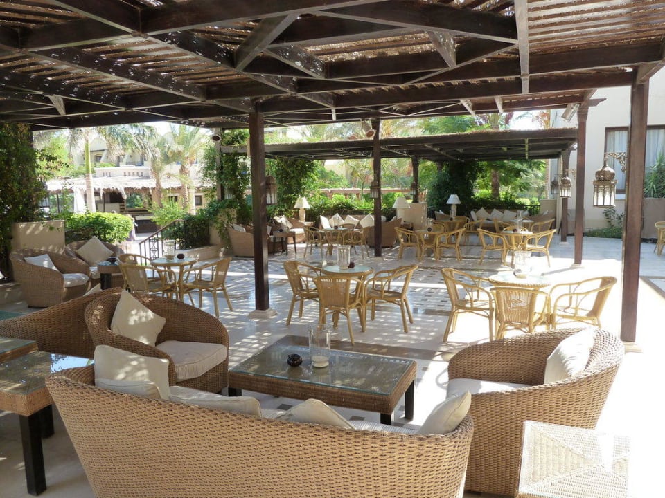 Sitzecken zw. Lobby und Poolbar Hotel JAZ Makadi Star & Spa