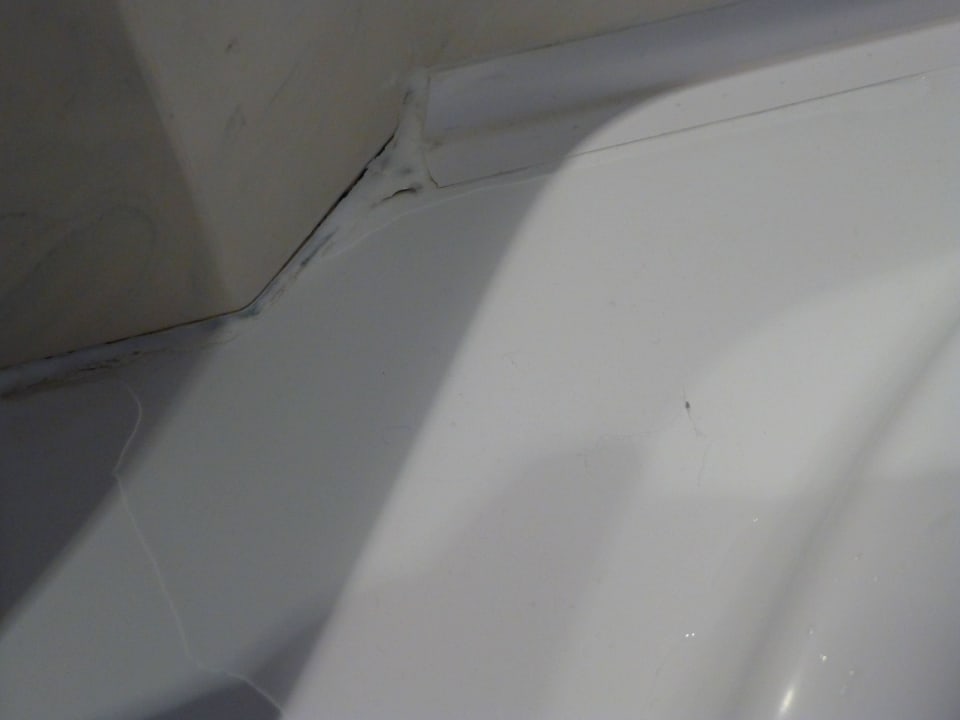 Das Wasser "verschwindet" unter der Badewanne Hotel Astoria