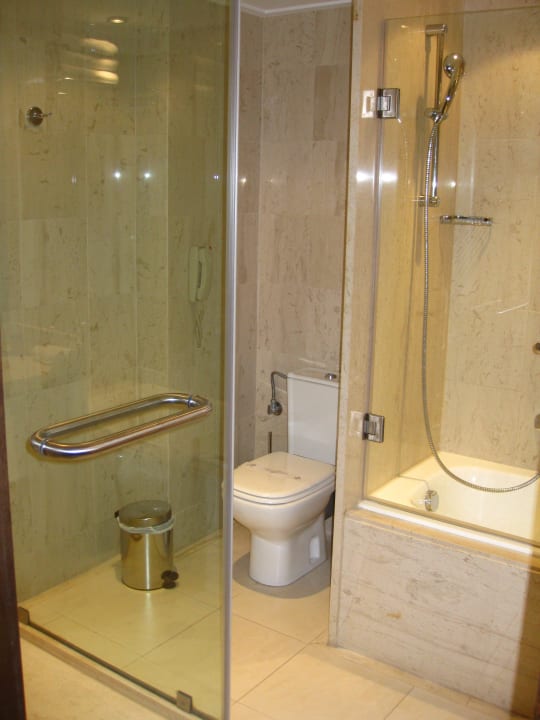 Sehr schönes Bad mit Dusche und Badewanne Atlantica Belvedere Resort