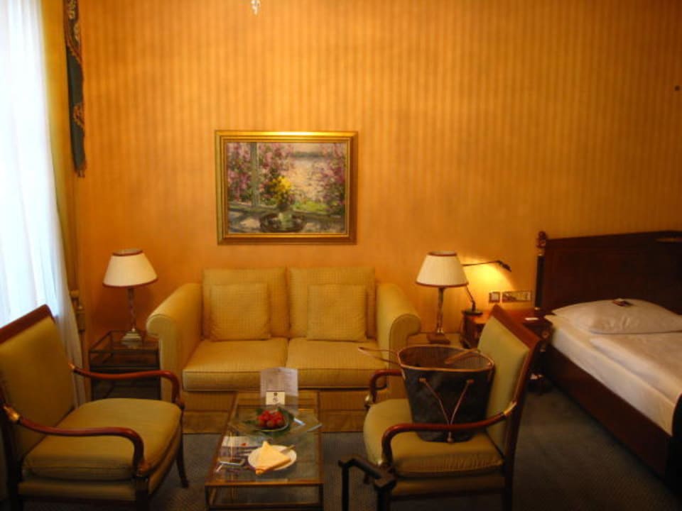 Couch mit Bett rechts Best Western Premier Grand Hotel Russischer Hof