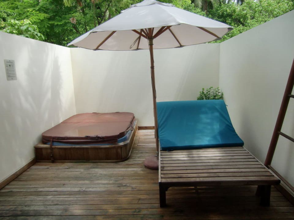 Eigener Jacuzzi & Sonnenliege im halboffenen Bad Meeru Maldives Resort Island