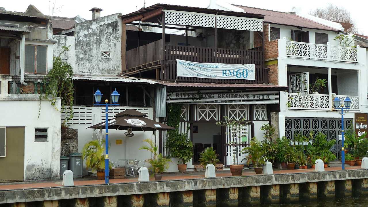 Blick auf die Terrasse und Küche Hotel River Song Residence