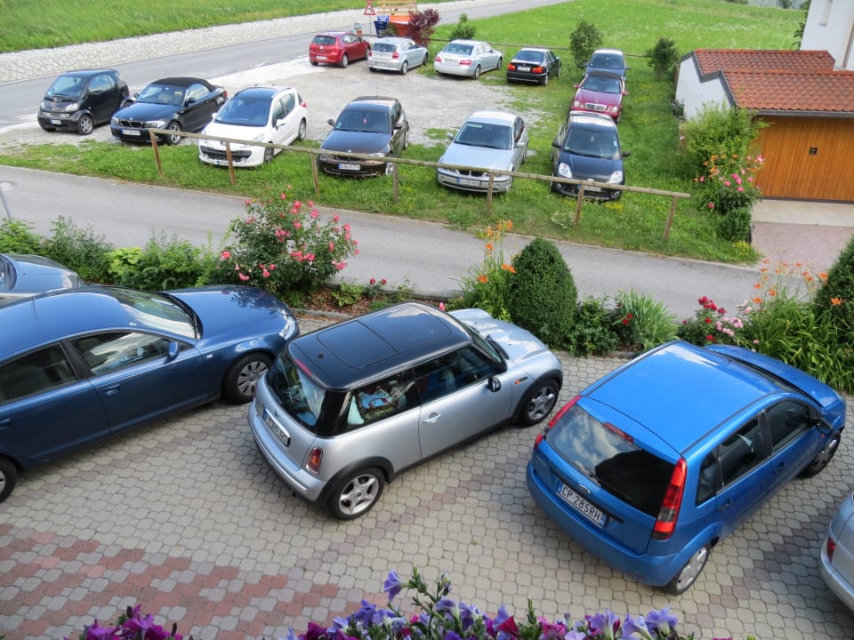 Blick vom Balkon zum Parkplatz Hotel Rosenheim