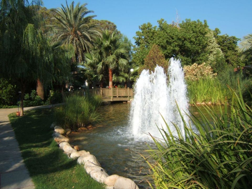 Teich mit Springbrunnen neben dem Hauptrestaurant Labranda Alantur Resort