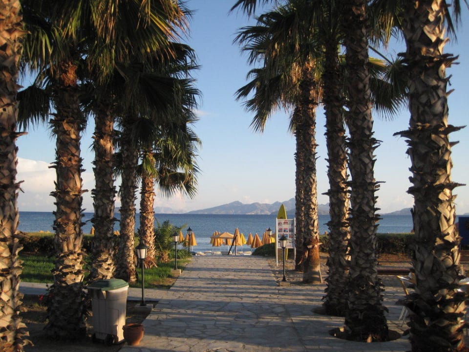 Der Weg vom Restaurant zum Strand Porto Bello Beach