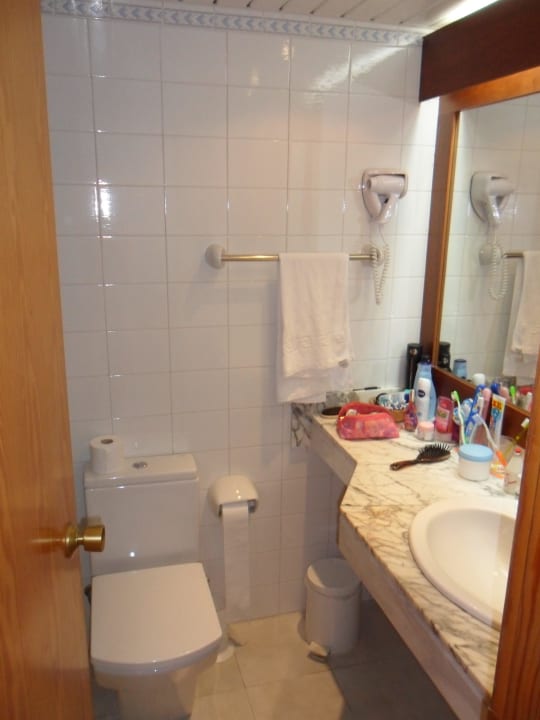 Bad  - links verdeckt noch Badewanne VIVA Eden Lago