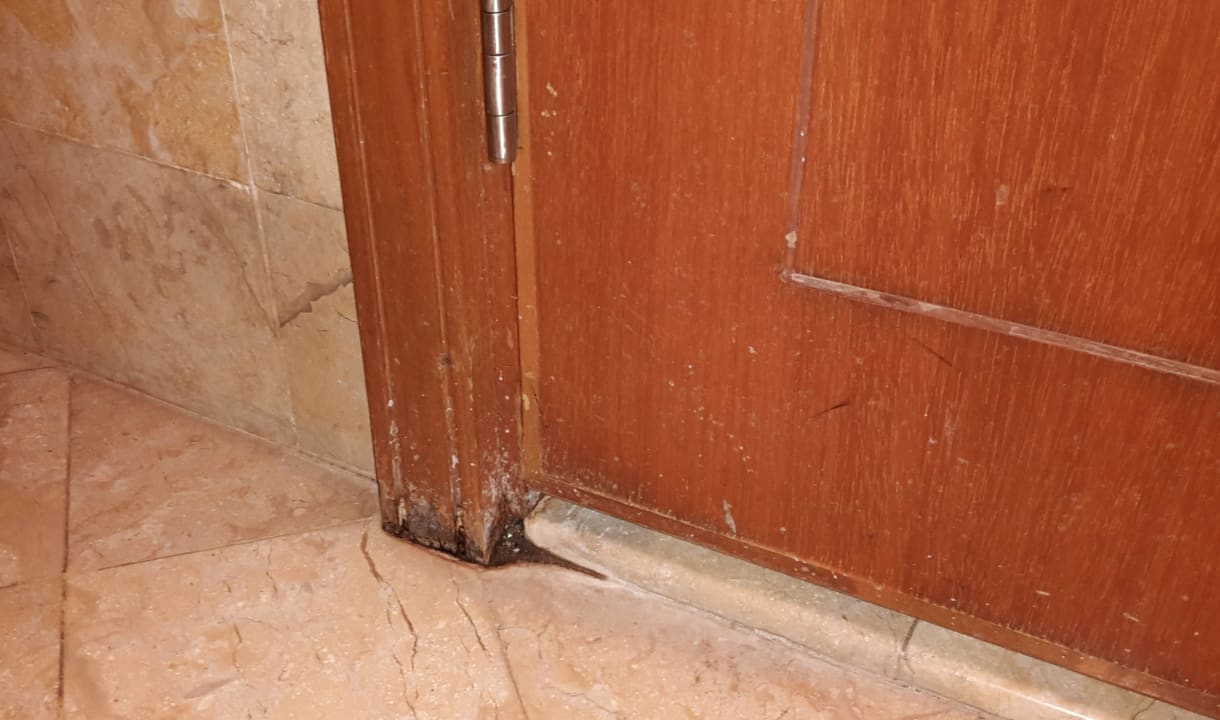 Verfaulter Türpfosten Kimaya Sudirman Yogyakarta by Harris